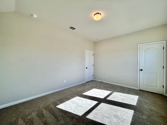 Building Photo - Spacious Modern 4/BR 3/BA Home with Stunning Features!