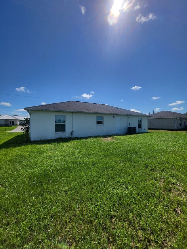 Building Photo - 9031 S Indio Cir