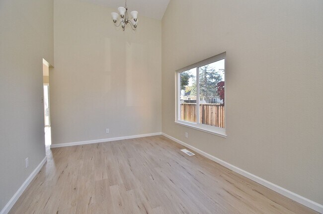 Building Photo - COMING SOON | $4,090 / 4 BR - GORGEOUS REMODELED PARKMONT HOME IN CENTRAL FREMONT