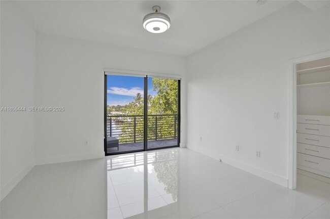 Building Photo - 516 SE 1st Cir