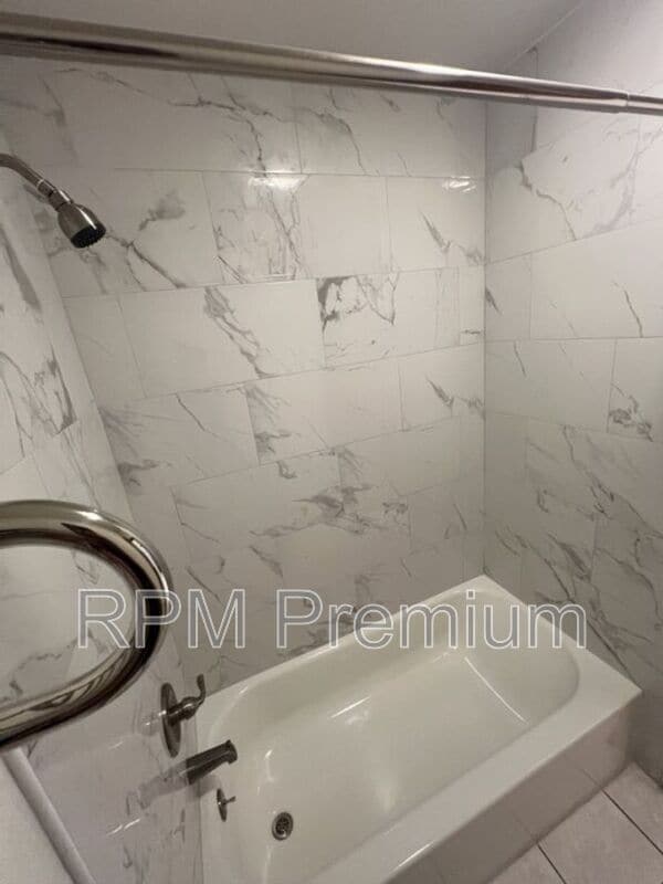 Building Photo - 13936 Cayuga Dr