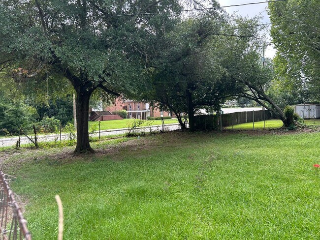 Building Photo - 2 Bedroom House off of Rosewood Available Now