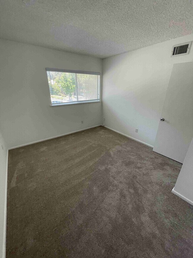 Building Photo - SOUTH OF THE BLVD. HOME IN WOODLAND HILLS!