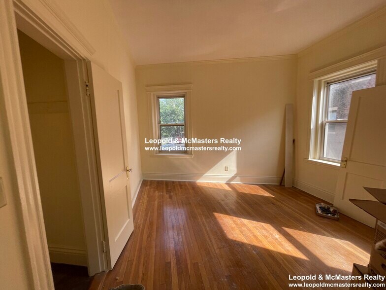 Building Photo - 112 Queensberry St