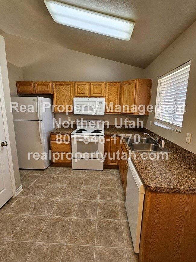 Building Photo - 4 Bedroom 3 Bath Ogden Home Available