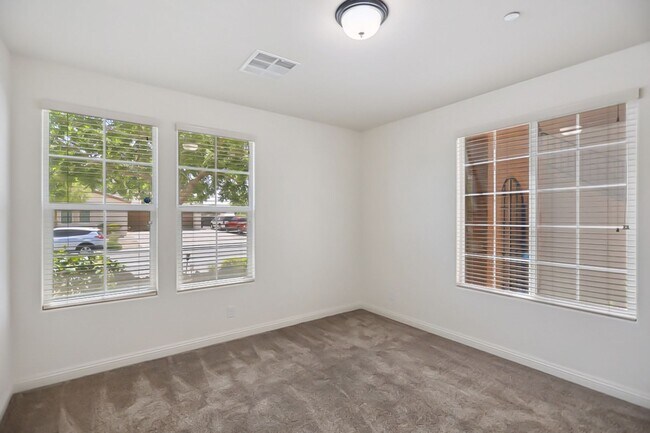 Building Photo - Stunning 5 Bed, 4 Full Baths And 2 Half Ba...