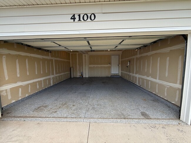 Building Photo - 4 Bedroom, 3.5 Bathroom Townhome in Cheyen...