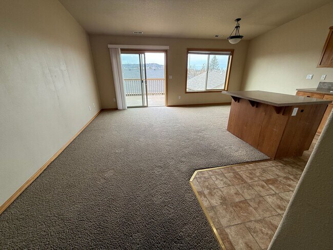 Building Photo - 3 Bed/2.5 Bath Townhome in NE Bend - Mountain Views!