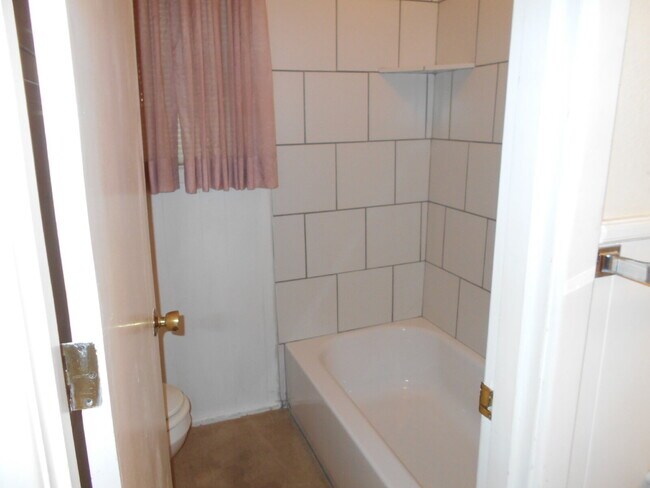 Building Photo - New Flooring in Living/Bedrooms & Other Up...