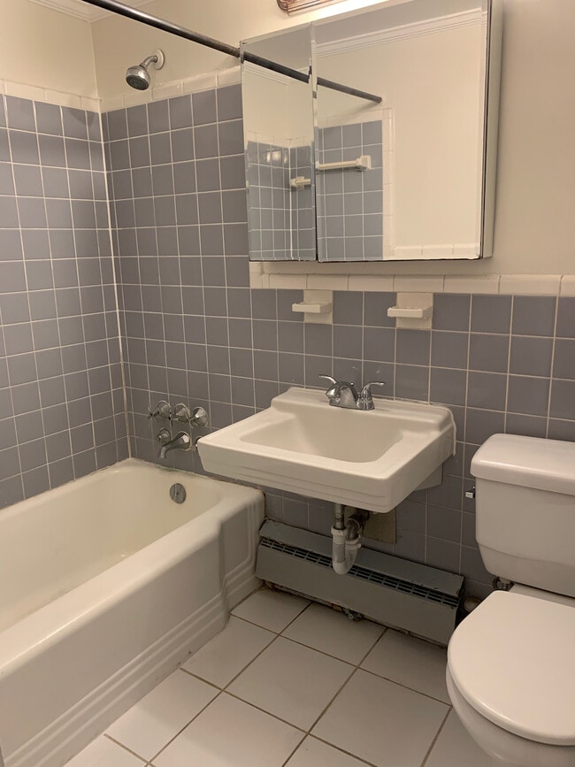 Bathroom - 4200 Cathedral Ave NW