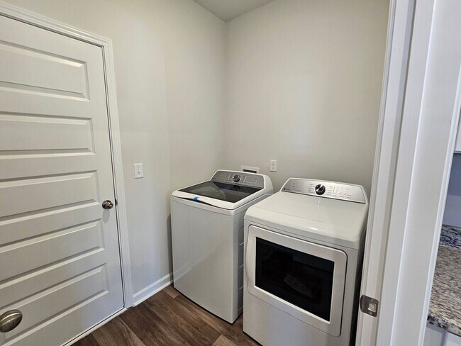 Building Photo - Waterfall Villages - 5 Bedroom- 2.5 Bath