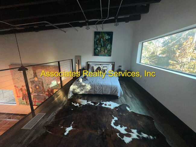 Building Photo - Modern Industrial 2Bed/2Bath Plus Loft in NW Gainesville