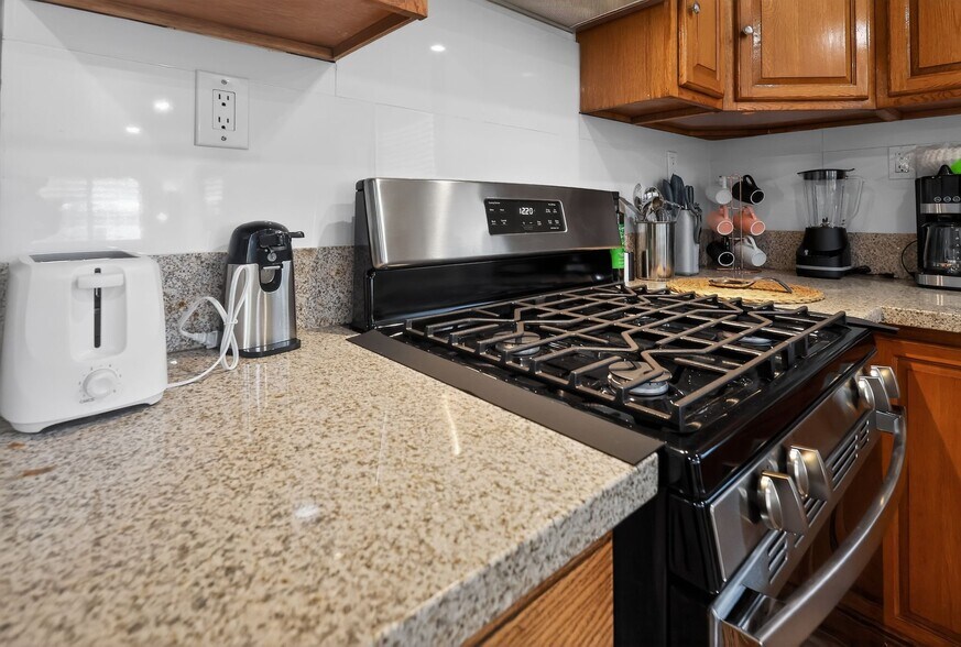 Building Photo - 917 W 62nd Pl