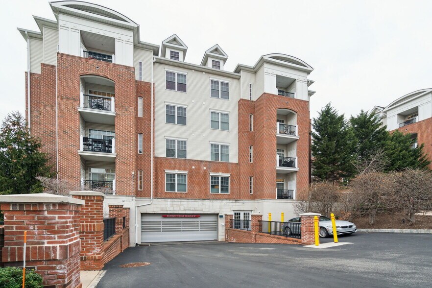 Building Photo - 300 W Elm St