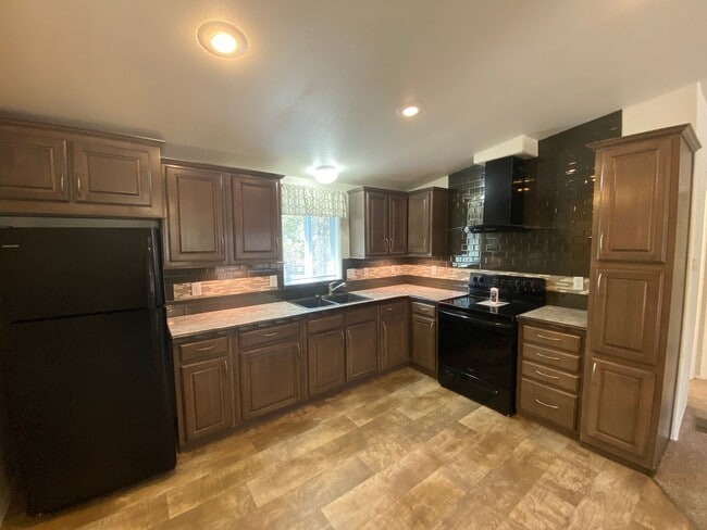 Building Photo - Gorgeous Home w/Huge Shop in La Pine!