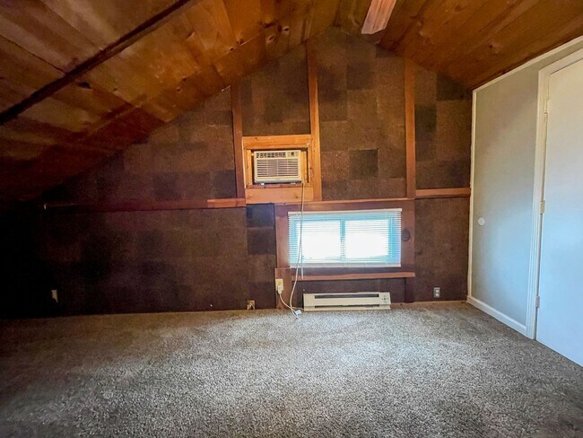 Building Photo - PRELEASING for AUGUST! Convenient Campus Living | 4BR with Fenced Yard & Covered Parking