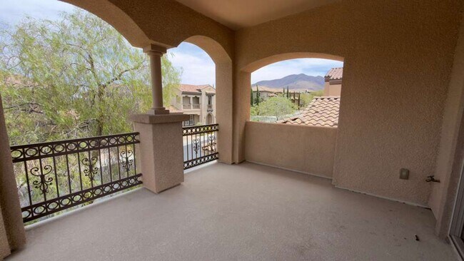 Building Photo - A Perfect Blend of Luxury, Comfort & Style