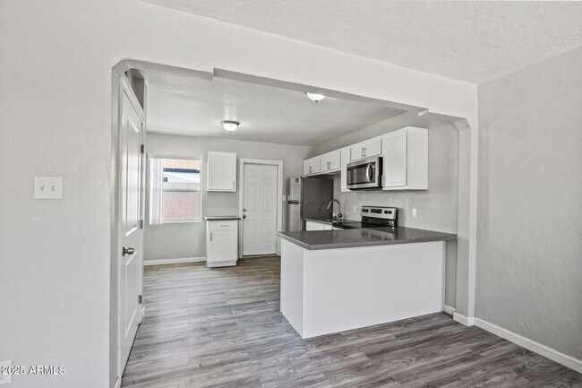 Building Photo - 528 E Pierson St