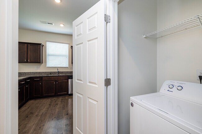 Building Photo - Stunning 3-Bedroom in Northwestern School District with Pool Access & Garage | AUGUST MOVE IN SPE...