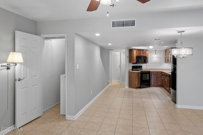 Building Photo - 885 N Granite Reef Rd