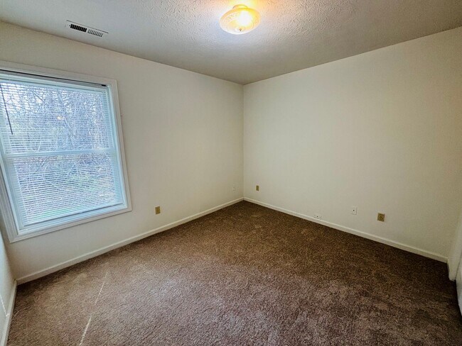 Building Photo - 205 Freestone Dr