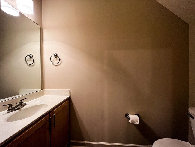 Building Photo - Cozy 3 bedroom, 2 1/2 bathroom townhome in...