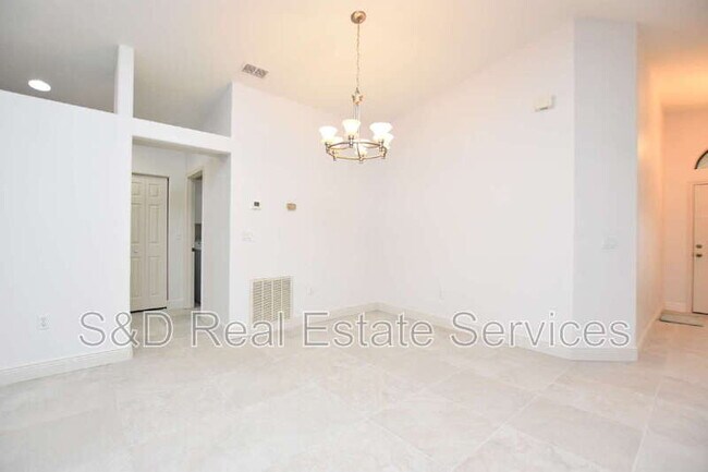 Building Photo - 2235 Silver Re Dr