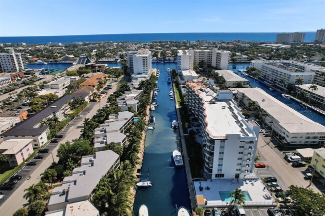 Building Photo - 3051 NE 48th St