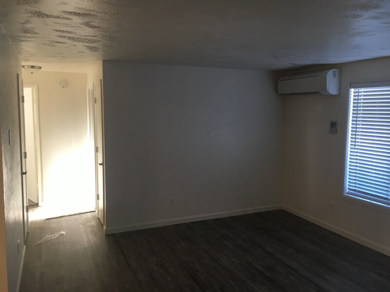 Building Photo - 620 Queen Ave SE