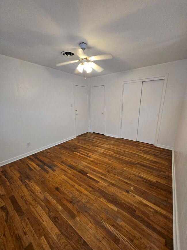 Building Photo - 2BD/1 BA Duplex