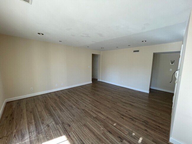 Building Photo - 1311 Villa Way