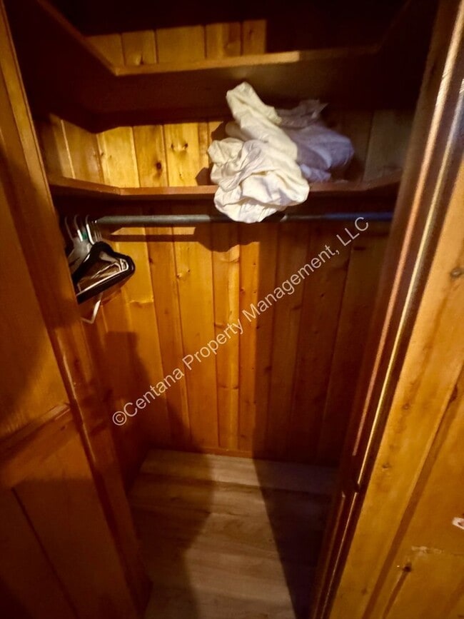 Building Photo - Semi-Furnished 5 bed 2 bath with large fenced yard for rent!