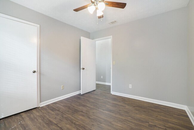 Building Photo - Park East