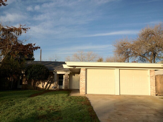 Building Photo - 3 Bed, 2 Bath. Hardwood floors, quartz countertops, stainless steel appliances.