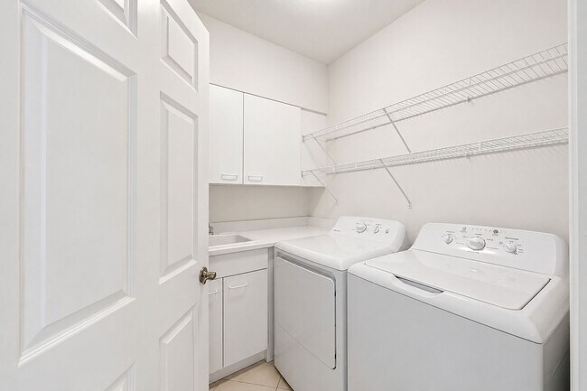 Building Photo - 420 Cove Tower Dr