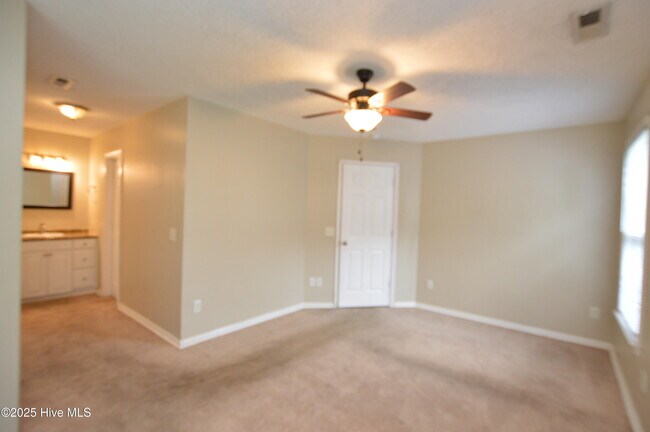 Building Photo - 121 Hunting Green Dr