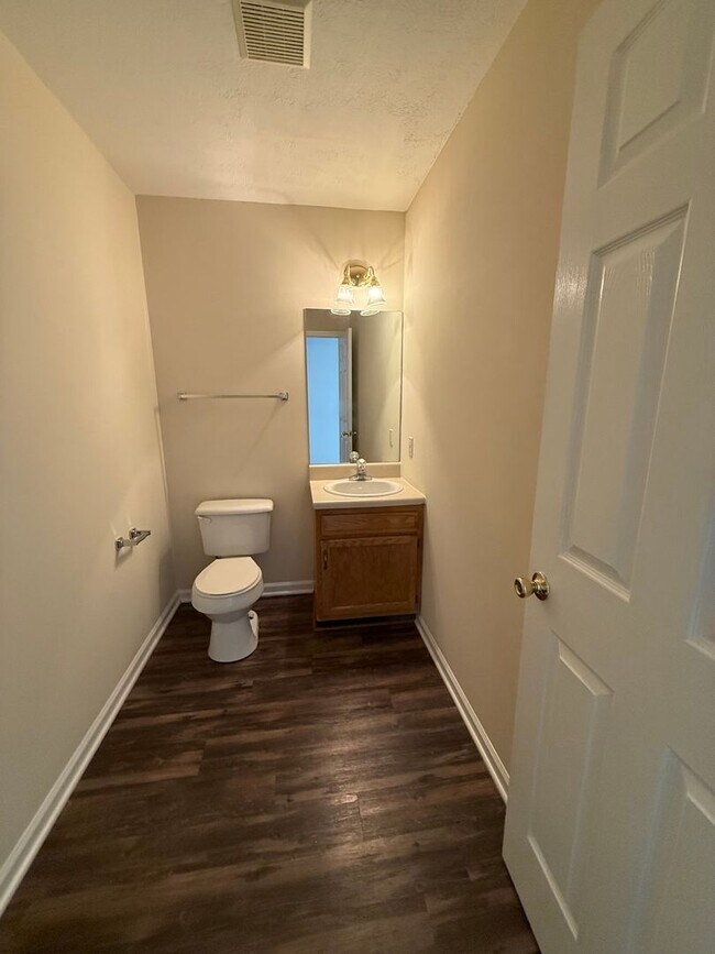 Building Photo - Lovely 4 Bedroom 2.5 Bath Home in convenient West Knox location