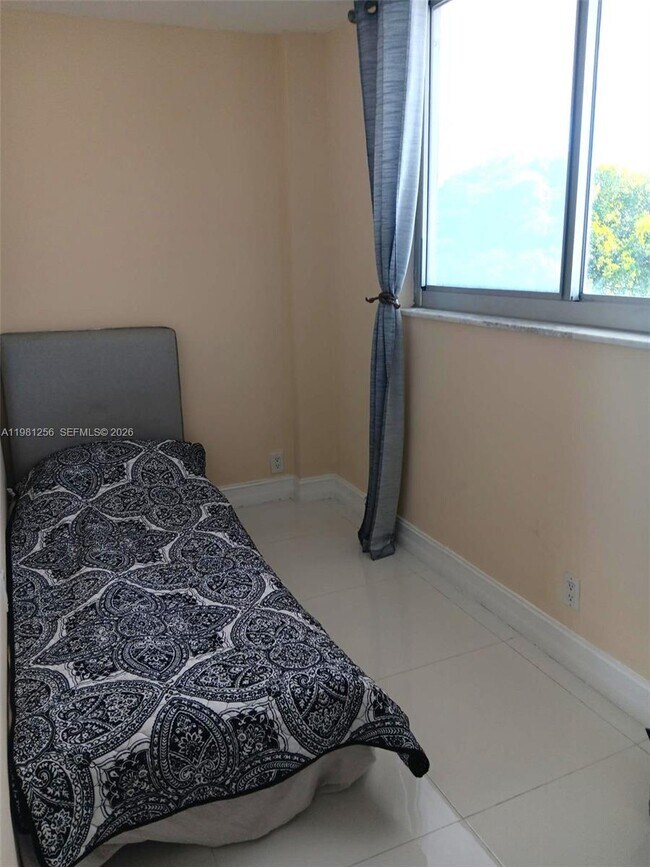 Building Photo - 3703 NE 166th St