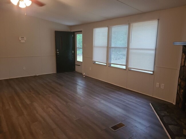 Building Photo - 3 Bedroom 2 Bathroom with a partially fenc...