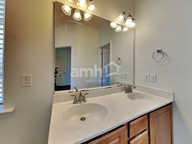 Building Photo - 439 W Rustling Leaves Ln