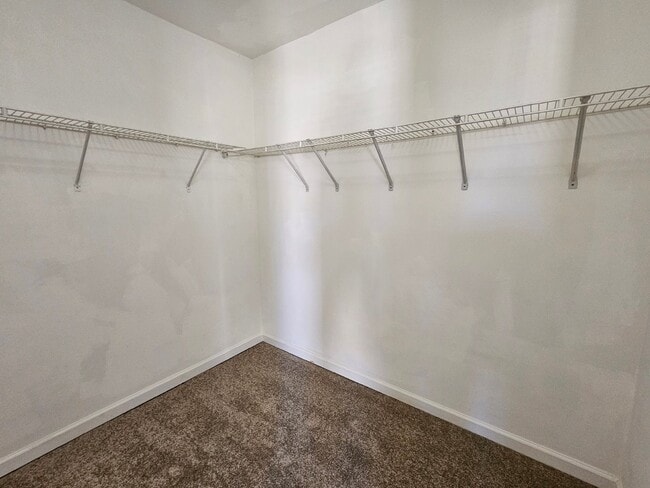 Building Photo - 4 BR Townhouse in Idlewild