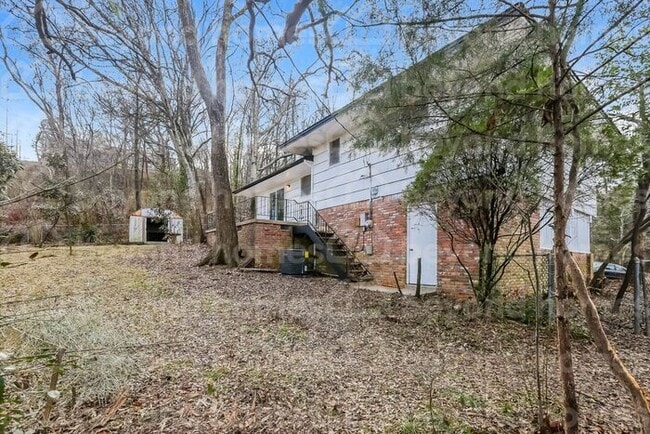 Building Photo - Beautifully renovated home with 3 bedroom ...