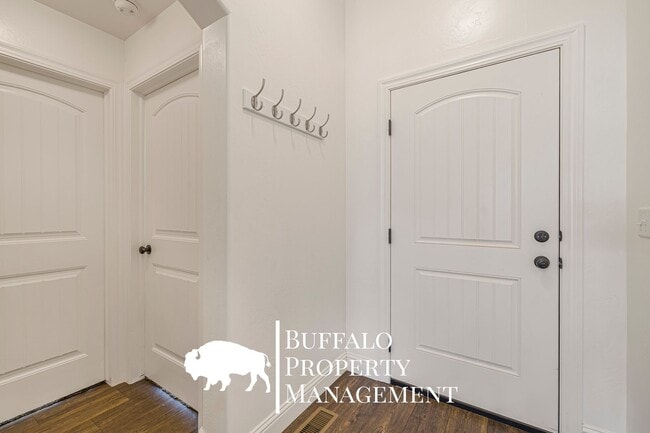 Building Photo - 4215 Roy Cir