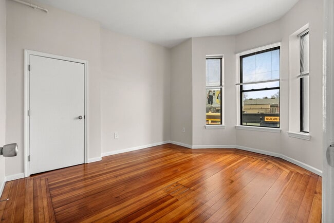 Building Photo - 784 / 790 / 796 Main Street Apartments