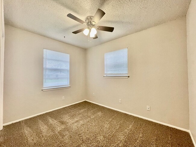 Building Photo - 2 Bedroom, 1 Bathroom home + Large Yard and Carport