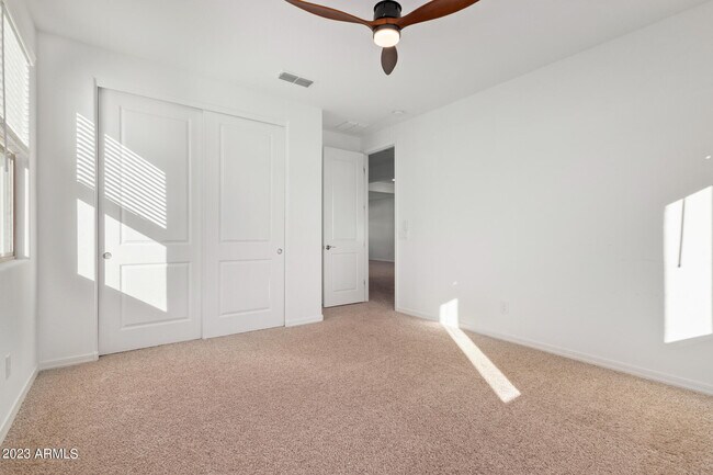 Building Photo - 14038 W Desert Hollow Dr