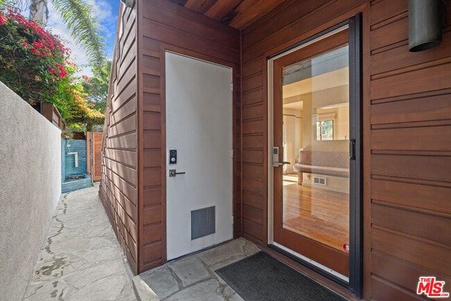 Building Photo - 27 18th Ave