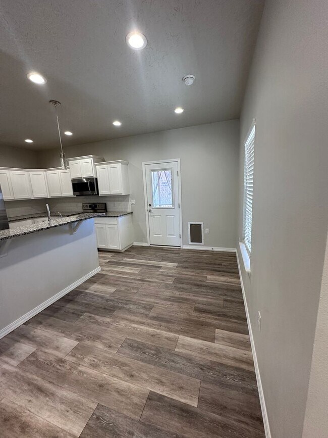 Building Photo - Stunning 3 Bed Home! Managed by Owner!