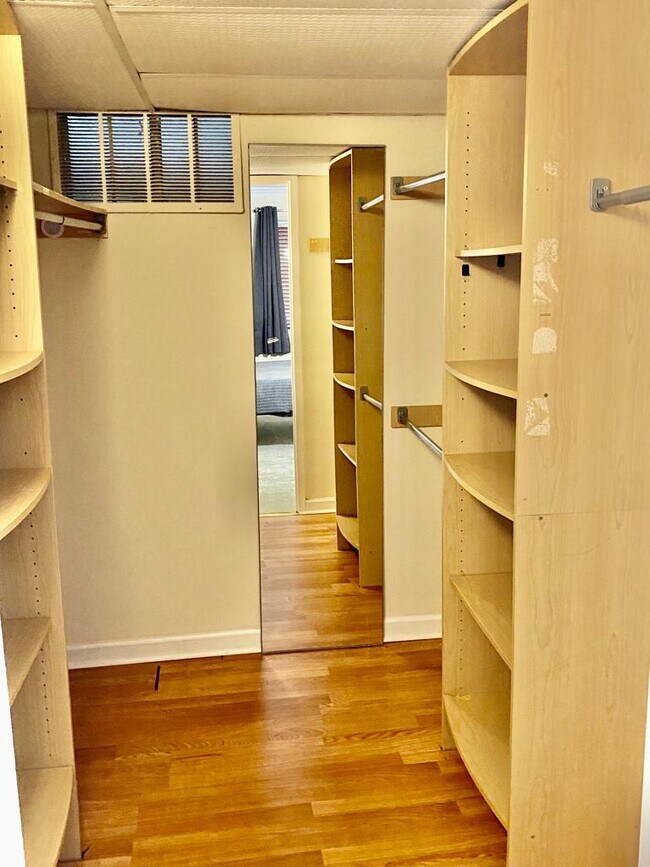 Building Photo - 2624 Redcoat Dr