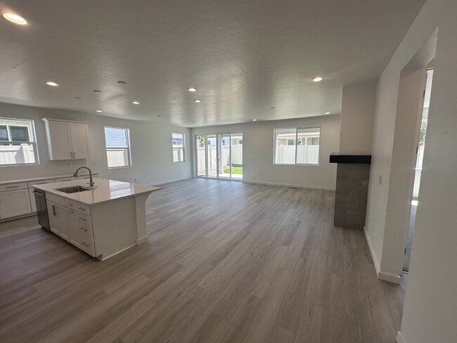 Building Photo - Brand New 4 Bed 3 Bath home!